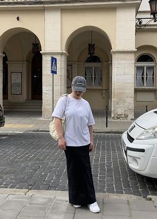Максі спідниця прямого крою з натурального льону від українського бренду inicio de marco. чорного кольору, на завʼязці, зі шліцою ззаду.