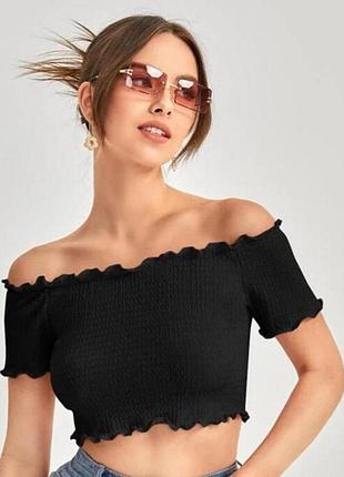 Черный топ в рубчик от prettylittlething