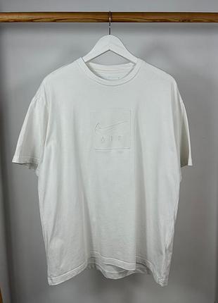 Nike air total white гарна білосніжна футболка з незвичним дизайном розмір l