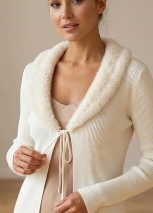 Нежный молочный кардиган с меховым воротником knits by maicazz (р. l) /39