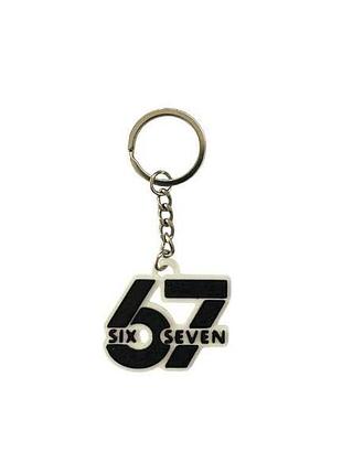 Брелок 3х4см пластик бело-черный 67 (six seven) тм 3dsd