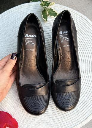Ідеальні мʼякі шкіряні туфлі bata insolia 37р