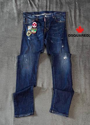 (s-m)(50)dsquared2 джинсы темно-синие с характерными потертостями, краской и декоративными тематическими патчами на правом бедре