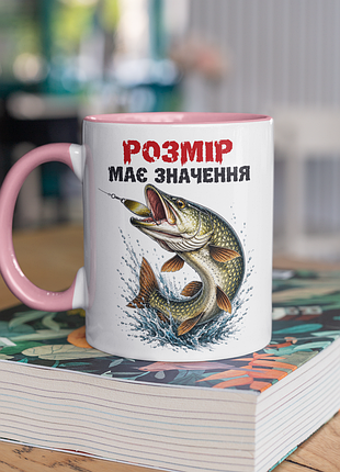 Чашка керамічна з принтом "розмір має значення" 330 мл, біла з рожевою ручкою