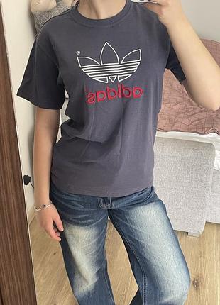 Стильна вінтажна футболка adidas originals у чудовому темно-синьому кольорі з класичним логотипом-трилисником