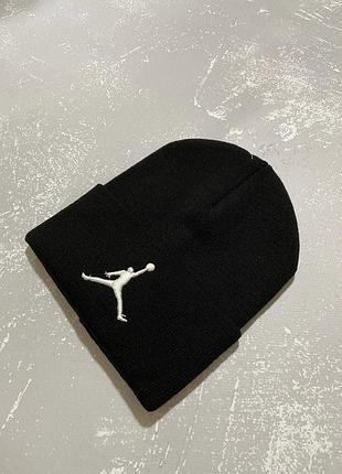 Шапка с белой вышивкой jordan