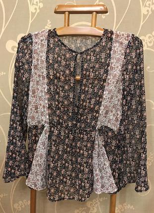 Очень красивая и стильная брендовая блузка в цветочках.