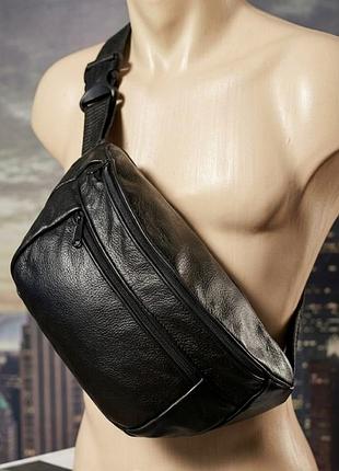 Чорна шкіряна сумка-бананка (поясна сумка / cross-body).
стильна та практична чоловіча сумка з натуральної зернистої шкіри чорного кольору.