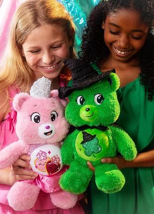 Basic fun care bears wicked м'яка іграшка 22 см – набір 2 шт. лімітоване видання – good luck bear як elphaba і love-a-lot bear як 4