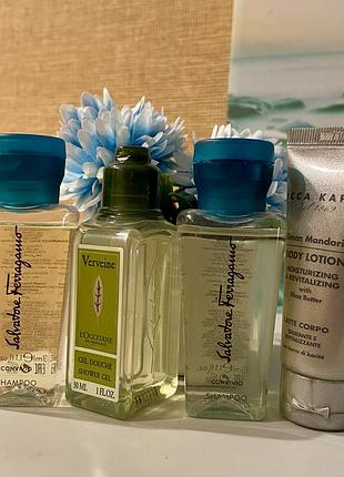 Набір із 4-х люксових мініатюр salvatore ferragamo convivio шампуні, l'occitane verbena гель для душу, асса kappa лосьйон для тіла в мішечку
