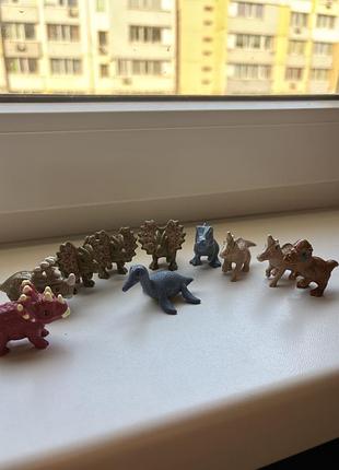 Іграшкові фігурки kinder динозаври