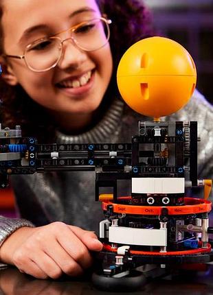 Конструктор lego technic земля та місяць на орбіті 3
