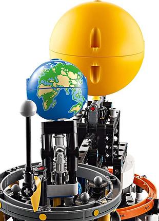 Конструктор lego technic земля та місяць на орбіті 8