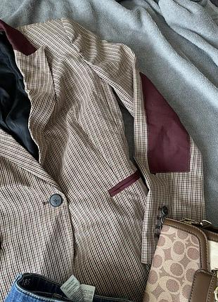 Піджак класика zara basic катоновий піджак жакет блейзер жіночий бежевий блейзер від zara у дрібну клітку з контрастними бордовими лацканами 4