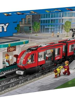 Конструктор lego трамвай і вокзал у центрі міста