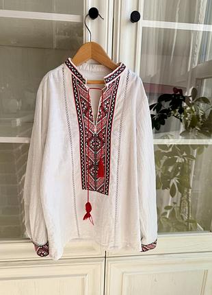 Вишиванка для хлопчика, біла з червоно-чорною вишивкою