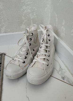 Білі високі тканинні кеди на шнурівці з гумовими носками converse chuck taylor all star.