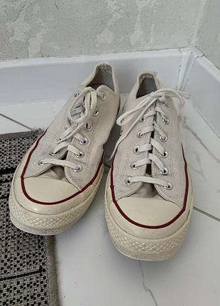 Низькі кеди converse chuck 70 у білому кольорі з характерною червоною облямівкою на гумовому носку
