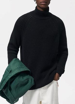 Чорний светр zara з горловиною