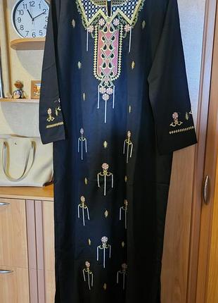 Довга жіноча сукня з вишивкою, чорна