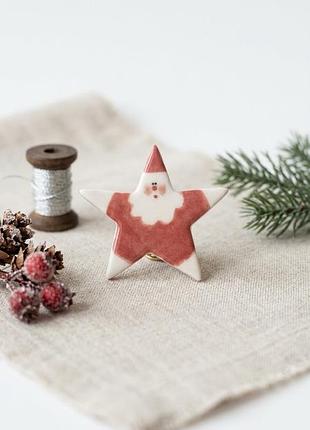 Новорічна керамічна брошка у формі зірки з зображенням санта-клауса