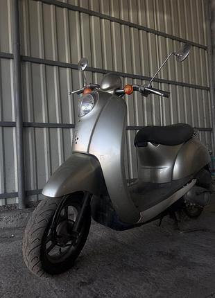 Японский скутер honda crea scoopy (af55), выполненный в выразительном винтажном стиле.