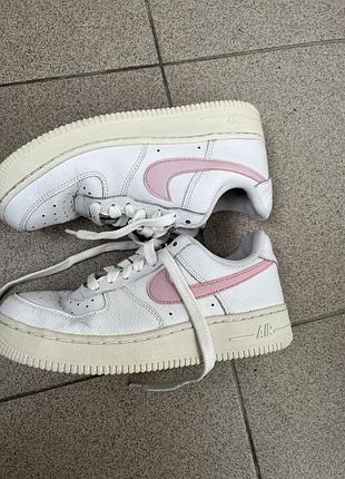 Кросівки жіночі nike air force 1 білі з рожевим