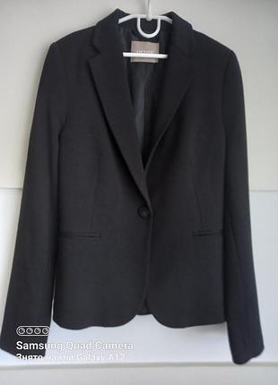 Молодіжний піджак orsay з карманами 
тканина 55% silk  45% cashmere 
стан ідеальний близький до нового