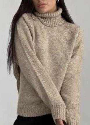 Класичний бежевий жіночий светр від marks & spencer.