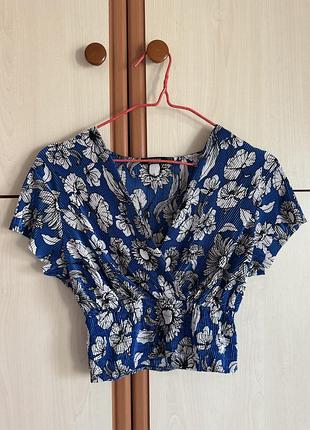 Жіночий топ bershka синій з квітковим принтом, розмір xs