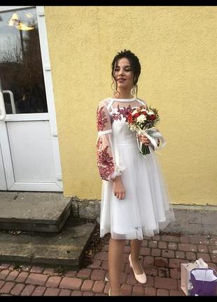 Сукня міді жіноча біла з вишивкою