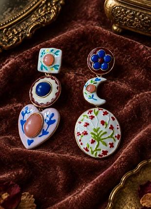Асиметричні довгі сережки з кольоровою емаллю, масивні акцентні сережки-підвіски у стилі бохо з емалевим візерунком та камінням