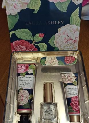 Подарочный набор для ухода за руками и ногтями laura ashley garden bloom indulgent manicure collection в металлической коробке