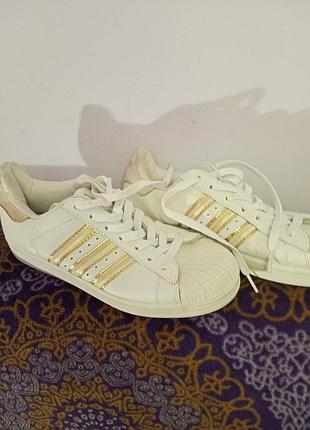 Кросівки жіночі adidas білі із золотистими смужками