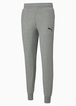 Сірі спортивні штани puma з манжетами внизу та фірмовим чорним логотипом на стегні.