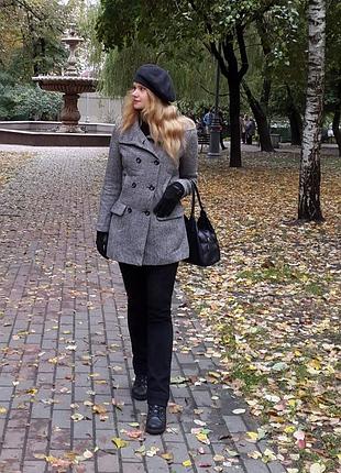 Сіре твідове пальто