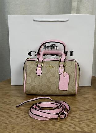 Жіноча сумка coach micro rowan crossbody in signature бежево-рожевий є