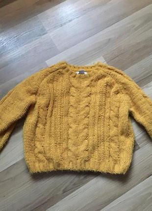 Primark — яскраво-жовтий светр із косами. 8