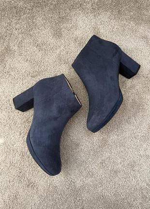 Жіночі ботильйони clarks kelda nights темно-синього кольору, розмір 37.5, довжина устілки 23.5 см, замша
