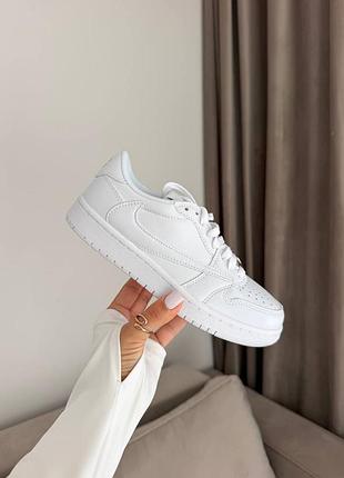 Жіночі білі кросівки jordan low 🤍