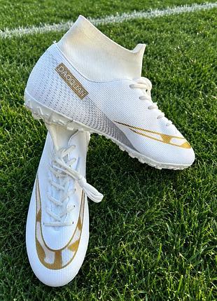 Футбольні сороконіжки nike mercurial superfly білі із золотистими елементами(репліка) не оригінал
в ідеальному стані!!!