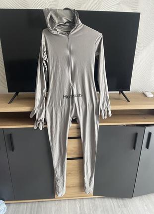 Комбінезон-костюм (morpsuit) з капюшоном та рукавичками.
