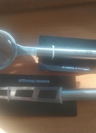 Нож для сыра+ ситечко одной лоткой