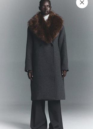 Жіноче пальто h&m сіре з хутряним коміром