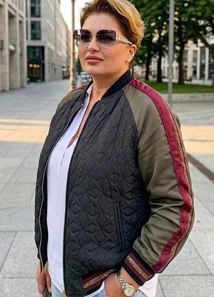 Жіноча куртка-бомбер zara, чорна стьобана з кольоровими вставками й вишивкою на спині