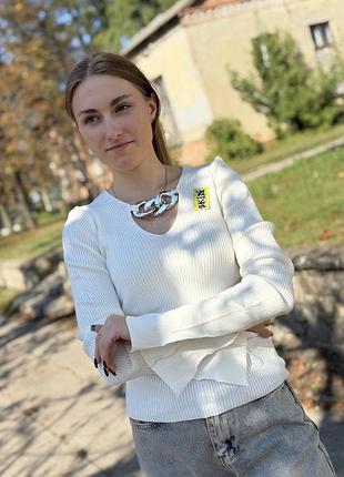 Жіночий джемпер білий в рубчик з вирізом