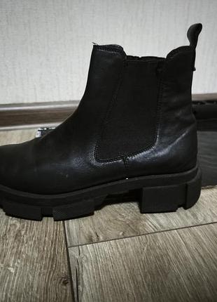 Жіночі ботильйони-челсі чорні шкіряні з масивною підошвою