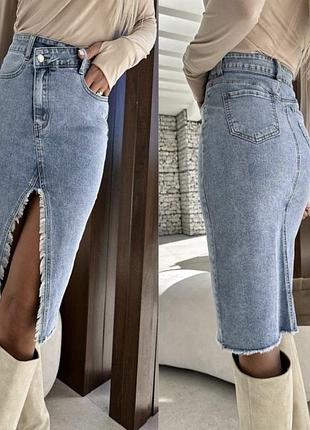 Стильна джинсова спідниця міді з розрізом спереду від бренду new look