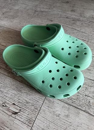 Шльопанці жіночі crocs м'ятні