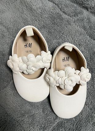 Туфлі для дівчинки h&m молочного кольору 3